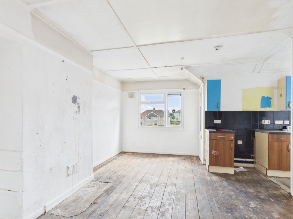 Lot: 167 - LEASEHOLD FIRST FLOOR TWO-BEDROOM FLAT WITH GARDEN - Open plan living kitchen room
